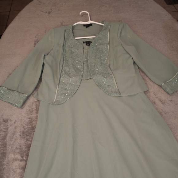 Le Bos Dresses & Skirts - LE BOS Elegant Women's Light Green Dress Suit Size 10
